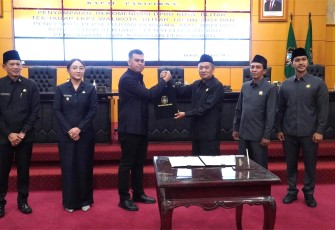 Ketua DPRD Kota Blitar Syahrul Alim Serahkan Rekomendasi LKPJ Walikota Blitar Tahun 2024 kepada Walikota Blitar Syauqul Muhibbin
