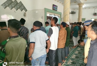 Personel satgas TMMD saat sholat Jumat berjamaah bersama warga di kelurahan Tandurusa