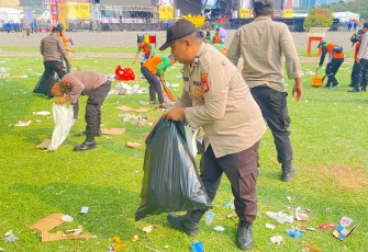 Polres Metro Jakarta Pusat Turun Tangan Bersihkan Sampah Usai May Day di Monas