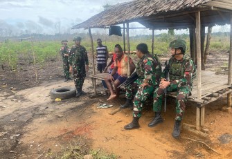 Satgas Yonif 642/Kps saat Sambangi Warga