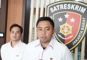 Wakasat Reskrim Polres Metro Jakarta Barat, AKP Dimitri Mahendra, yang didampingi Kanit Reskrim Polsek Tambora, Iptu Sudrajat Djumantara