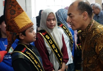 Para dokter dan perawat Rumah Sakit (RS) Adam Malik memperingati Hari Kanker Anak Sedunia bersama pasien di selasar Gedung Central Medical Unit (CMU) RS Adam Malik, Jumat (14/2/2025)
