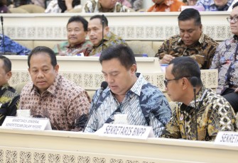 Sekjen Kemendagri Tomsi Tohir saat memaparkan fokus rencana kerja Kemendagri tahun 2026 dalam Rapat Dengar Pendapat (RDP) dengan Komisi II DPR RI.