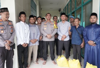 Kapolres Metro Jakarta Barat Shalat Dzuhur Bersama Warga di Masjid Jami Al Ikhwan