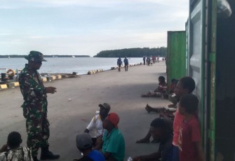 Babinsa Koramil Mapurujaya Gelar Komsos Bersama Pekerja TKBM di Wilayah Binaan
