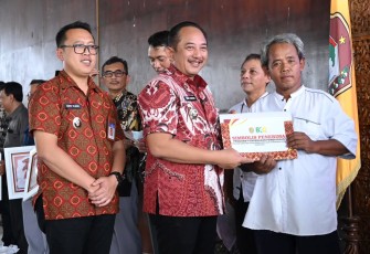 Penyerahan secara simbolis program pembebasan pembayaran SPPT PBB 2025 oleh Bupati Rober Christanto kepada salah satu warga wajib pajak yang terdaftar dalam DTKS, di Pendopo Rumah Dinas Bupati Karanganyar, Selasa (18/3/2025)
