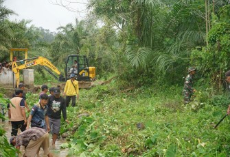 Satgas TMMD Ke-124 Kodim 0408/BS Gotong Royong Bersama Warga dan Poktan Buat Saluran Air