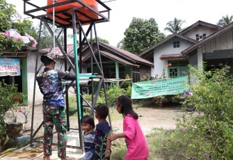 Anggota Satgas Selesaikan Finishing Sumur Bor di Desa Tengah Padang