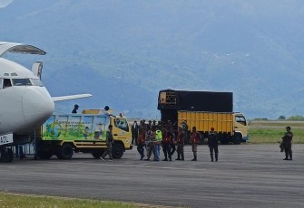 Bahan Bakar Minyak (BBM) jenis solar sebanyak 4 ton atau 20 drum tiba di Bandara Rembele, Kabupaten Bener Meriah, pada Selasa (9/12).
