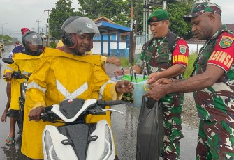 Prajurit dan Persit Koramil Agimuga Berbagi Takjil