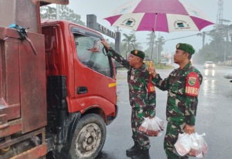 Koramil 1710-03/Kuala Kencana Bagikan Takjil Gratis Kepada Warga