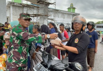 Koramil 1710-01/Kokonao Kembali Bagikan Takjil Ramadan Gratis Untuk Pengguna Jalan
