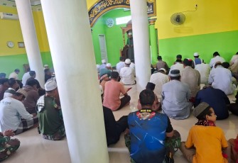 Personel Satgas TMMD yang beragama Islam saat melaksanakan Salat tarawih bersama di ponpes Al-mutahdien Hidayatullah Bitung