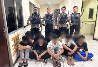 10 Remaja dan 4 Buah Sajam saat Diamankan