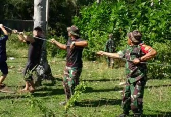 Satgas TMMD Ke-124 Kodim 0408/BS Mencari Kayu Lagi Sebagai Tambahan Bangun Jembatan