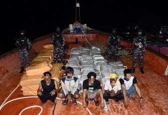 Tersangka dan barang bukti saat diamankan