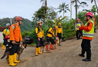 Tim pencarian dan pertolongan anjing pelacak K-9 melaksanakan apel pagi sebelum melakukan operasi SAR di lokasi tanah longsor Desa Pandanarum, Kecamatan Pandanarum, Kabupaten Banjarnegara, Jawa Tengah, Rabu (19/11).