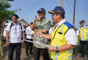 Menteri Pekerjaan Umum (PU), Dody Hanggodo, turun meninjau wilayah terdampak banjir di Karangligar, Karawang