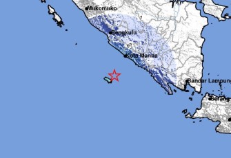 Episenter gempabumi terletak pada koordinat 5.23° LS ; 102.5° BT