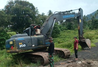 Satgas TMMD saat melakukan pengisian bahan bakar di alat berat excavator