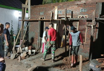 Pacu Pembangunan RTLH, Satgas TMMD Kodim 0407/Kota Bengkulu Lembur Hingga Malam 