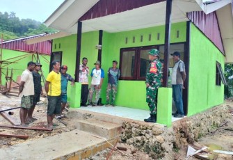 Dandim 1708/BN Letkol Inf Marsen Sinaga tinjau lokasi pembangunan rumah TMMD ke-123 dan berbincang dengan Satgas TMMD Kodim 1708/BN