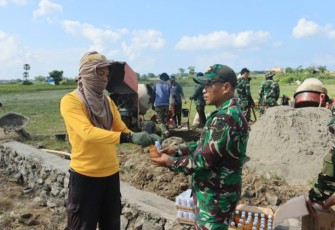 Kemanunggalan TNI-Rakyat, TMMD ke-126, Kodim 1426/Takalar. Satgas TMMD Terima Minuman Berenergi Untuk Penunjang Aktivitas Kerja.