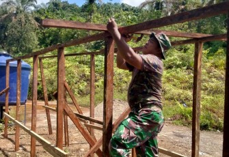 TNI Bangun Fasilitas MCK darurat bagi warga terdampak bencana di Desa Batu Hula, Kecamatan Batang Toru, Kabupaten Tapanuli Selatan, Jumat (12/12/2025). 