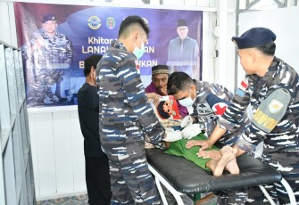 Pangkalan TNI AL (Lanal) Nunukan menggelar Pelayanan Kesehatan Gratis untuk masyarakat pesisir di Kampung Nelayan Mansapa, Kelurahan Nunukan Selatan, Kabupaten Nunukan, Kamis (10/04)