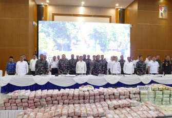 Komandan Puspenerbal Hadiri Pemusnahan Barang Bukti Narkotika Seberat 2,061 Ton