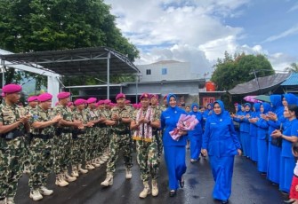 Prajurit Yonmarhanlan VIII Bitung saat menyambut kedatangan Danyon Baru