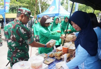 Dandim 1708/BN Letkol Inf Marsen Sinaga, S.Hub. Int., M.Han didampingi Ketua Persit KCK Cab XXI Dim 1708/BN saat menghadiri Bazar Murah yang digelar Komando Sektor III Biak dalam rangka menyambut HUT TNI AU ke-79