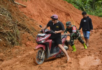 Pembukaan Jalan Terputus Akibat Banjir dan Longsor