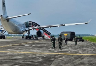Proses evakuasi penumpang menuju terminal bandara