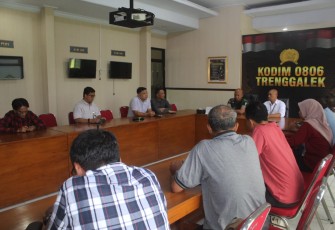 Dandim 0806/Trenggalek Letkol Czi Yudo Aji Susanto memimpin Rakor Serapan Gabah (Sergab), bertempat di Makodim 0806/Trenggalek, Jumat (7/3/2025)