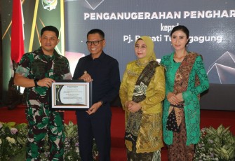 Komandan Kodim 0807/Tulungagung Letkol Kav Mohammad Nashir,S.Hub.Int. mengikuti prosesi acara pemberian penghargaan Penjabat (Pj.) Bupati Tulungagung, Dr. Ir. Heru Suseno, S.T.P., M.T., dari Forum Koordinasi Pimpinan Daerah (Forkopimda) Kabupaten Tulungagung di Pendopo Kongas Arum Kusumaning Bongso, Rabu (12/02/2025)