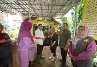 Wakil Wali Kota Depok, Chandra Rahmansyah memberikan bantuan kepada warga terdampak banjir di Kelurahan Pondok Cina (Pocin), Kecamatan Beji, Selasa (04/03/25)