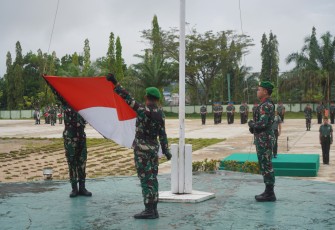 Prajurit Korem 121/ABW Laksanakan Upacara Bendera Mingguan Hari Senin
