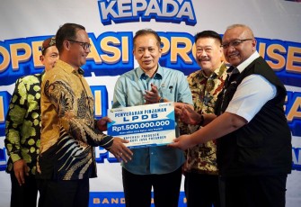 Kementerian Koperasi (Kemenkop) melalui Lembaga Pengelola Dana Bergulir (LPDB) menyalurkan pembiayaan dana bergulir kepada Koperasi Produsen Petani Kopi Java Preanger sebagai bentuk nyata dukungan pemerintah terhadap penguatan ekonomi kerakyatan melalui koperasi. Penyerahan secara simbolis dilakukan langsung oleh Wakil Menteri Koperasi (Wamenkop) Ferry Juliantono, di Bandung, Sabtu (10/5/2025)