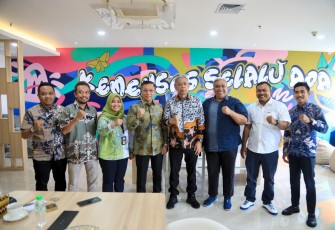 Wakil Menteri Sosial, Agus Jabo Priyono seusai beraudiensi dengan pemerintah  kota Bima dan Kabupaten Bima di Kantor Kementerian Sosial (Kemensos), Jakarta, Jumat (7/2/2025).
