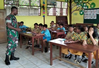 Babinsa Koramil 1708-02/Biak Utara Praka Arman Rou saat memberikan materi wawasan kebangsaan kepada siswa-siswi SD Inpres Korem Kampung Saukobye