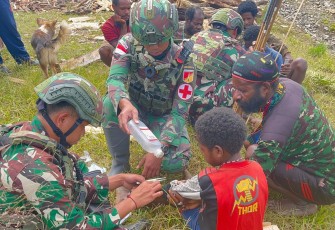 Satgas Yonif 715/Mtl Melayani Masyarakat Dengan Hati