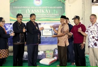 Rektor UHN I Gusti Ngurah Sudiana dan jajaran memberikan santunan kepada Yayasan Silaturrahmi Karangasem, Panti Asuhan dan Pondok Pesantren, Rabu (14/1)