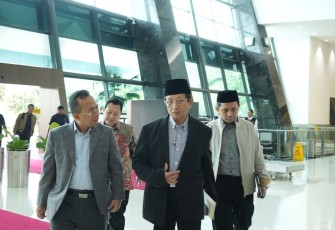 Menag Nasaruddin Umar sebelum bertolak ke Mesir di bandara internasional Soekarno-Hatta, Minggu (18/1)
