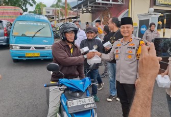 Kapolres Bitung, AKBP Albert Zai, S.I.K.,M.H saat membagikan takjil kepada pengendara
