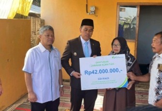 Walikota Blitar Syauqul Muhibbin Saat Serahkan Simbolisasi Bantuan dari BPJS Ketenagakerjaan kepada Penerima Manfaat (Foto : Ist.)