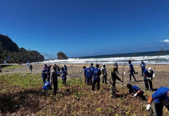 Pengurus DPC Partai Demokrat Kabupaten Blitar bersama Masyarakat Tanam Pohon di Bibir Pantai Pasur, Jumat 24 Juli 2026. (Foto : Ist.)