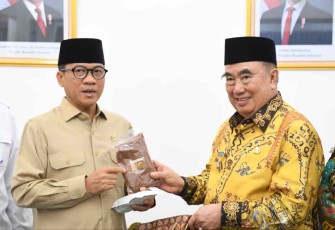 Mendes PDT Yandri Susanto bersama Bupati Tanggamus di Jakarta, Rabu (1/4)