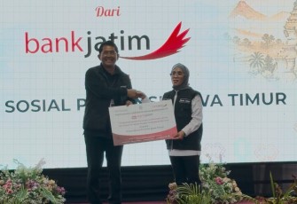 Bank Jatim menyerahkan bantuan CSR kepada Dinsos Jawa Timur