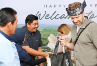 Bupati Bintan Roby saat sambut wisman